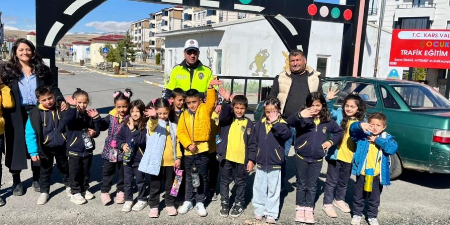 Kars’ta Öğrencilere Temel Trafik Eğitimi Verildi