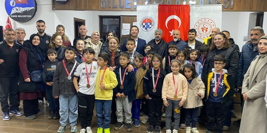 Satrançta Geleceğin Şampiyonları Yarıştı: Kars'ta 'Küçükler İl Birinciliği' Madalyalarla Taçlandı