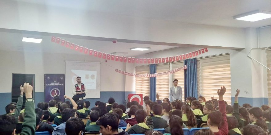 Kars'ta jandarma "Siber Farkındalık ve Bilinçlendirme" semineri düzenledi