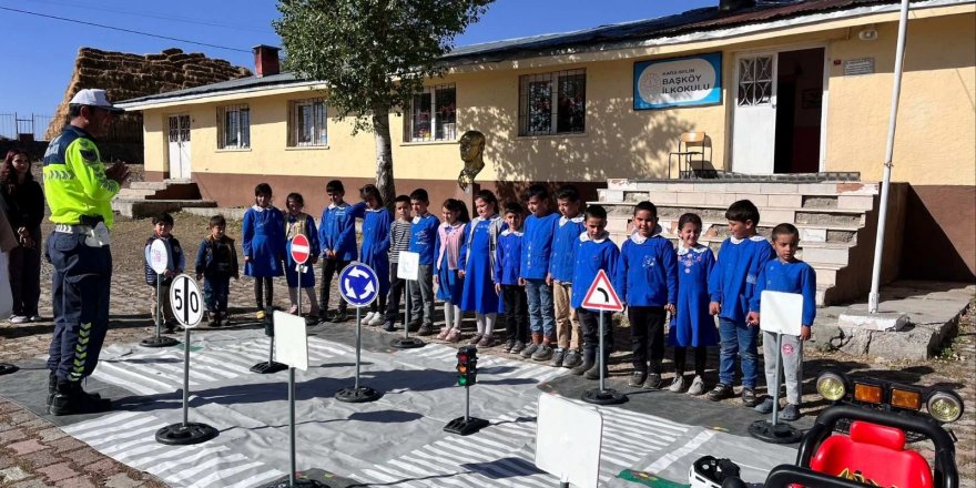Kars’ta jandarmadan öğrencilere trafik eğitimi