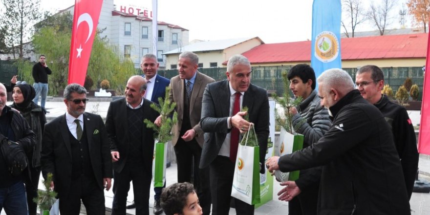 Kars’ta Bin Fidan Vatandaşlara Dağıtıldı