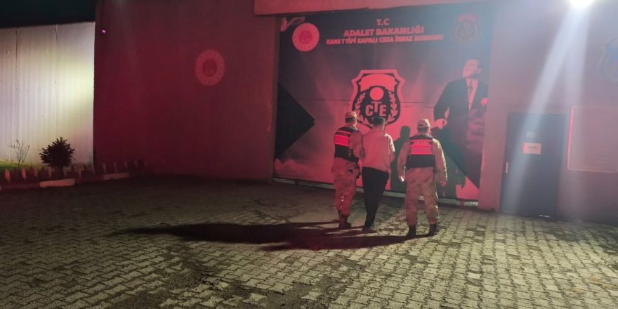 Kars’ta aranan dolandırıcı yakalandı