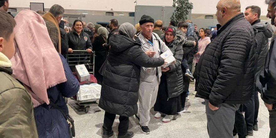 Kars’lı Umreciler gözyaşları ve dualarla karşılandı