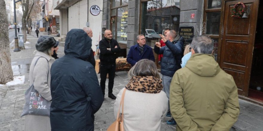 Vali Ziya Polat, Tatil için Kars'ı seçen misafirlerle bir araya geldi