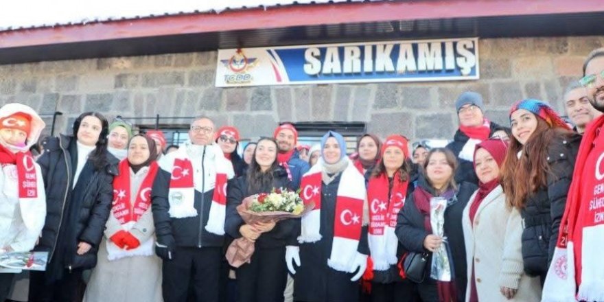 Sarıkamış Ekspresi ile Gelen Gençler Coşkuyla Karşılandı