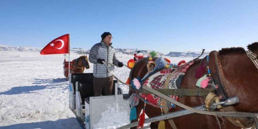 Vali Polat’tan Çıldır Gölü’nde Tatilcilerle Samimi Sohbet
