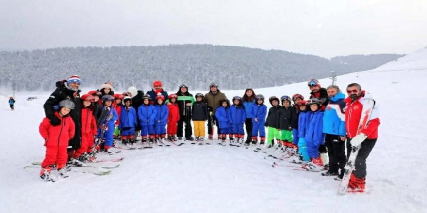 Vali Polat: kayak eğitimi alan öğrencilerle bir araya geldi
