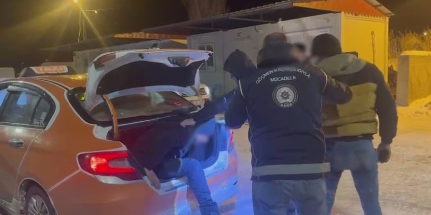 Kars'ta taksi bagajından göçmen çıktı