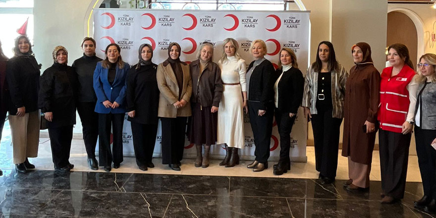 Kars Kızılay'dan sevgi evlerindeki çocuklara çikolata atölyesi