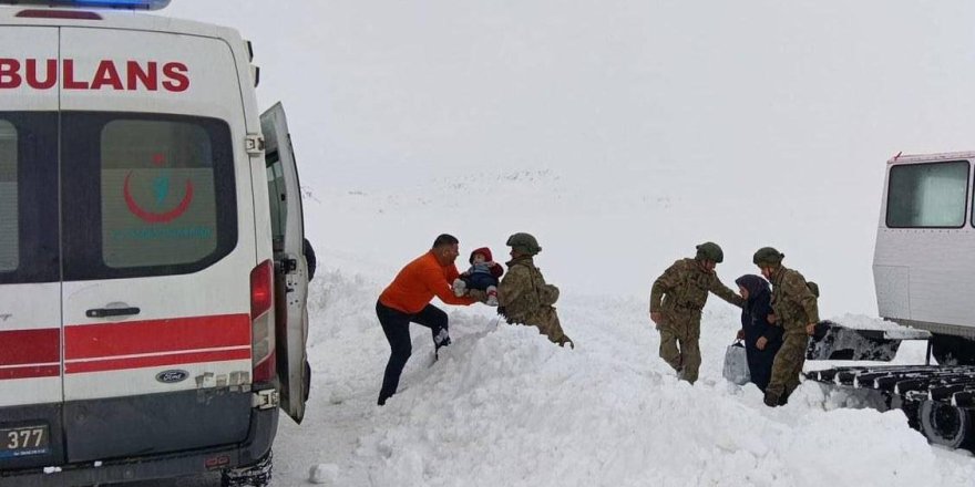 Mehmetçik paletli araçla hasta çocukları kurtardı