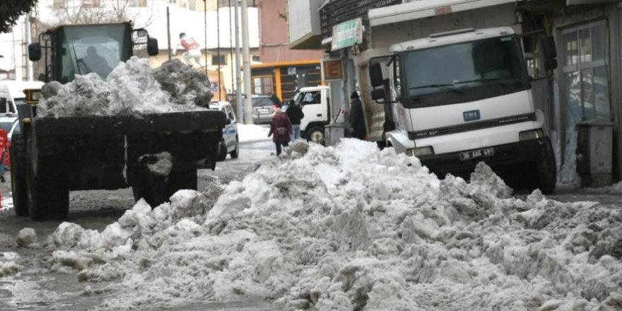 Sarıkamış’ta kar kamyonlarla şehir dışına taşınıyor
