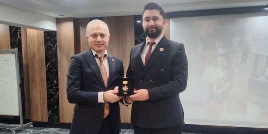 Karslı Akademisyen Tiktaş’a Onur Madalyası!