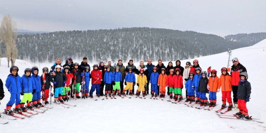Vali Polat, Sarıkamış’ta kayak öğrenen öğrencilerle buluştu