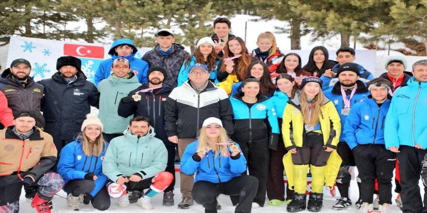 Sarıkamış'ta düzenlenen Alp disiplini kayak yarışmaları sona erdi