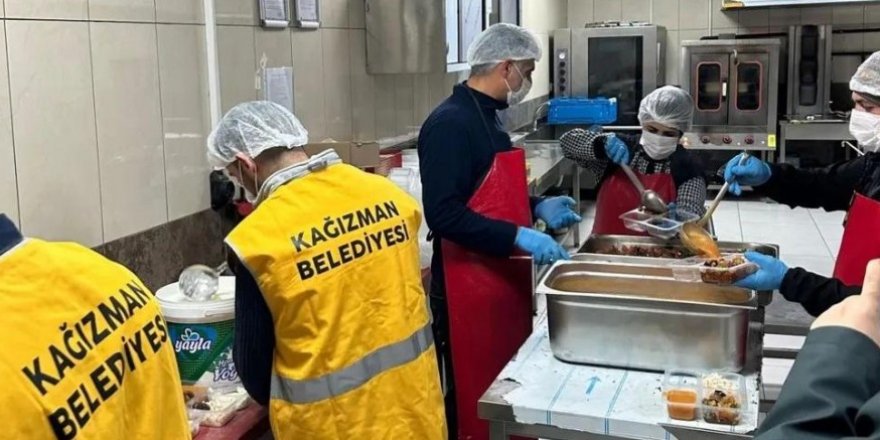 Ramazan’da ihtiyaç sahipleri ve yaşlı vatandaşlara sıcak iftar