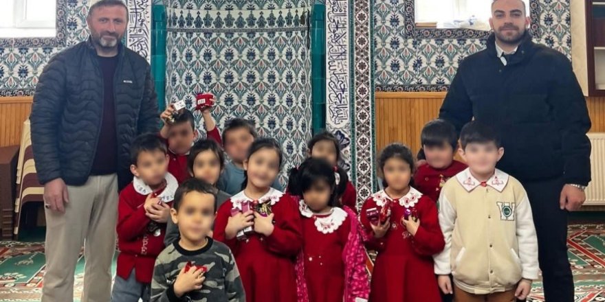 Akyaka'da miniklerden anlamlı cami ziyareti
