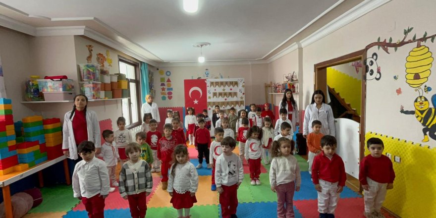 Miniklerden, İstiklal Marşı'nın Kabulü ve Mehmet Akif Ersoy'u Anma Günü Töreni