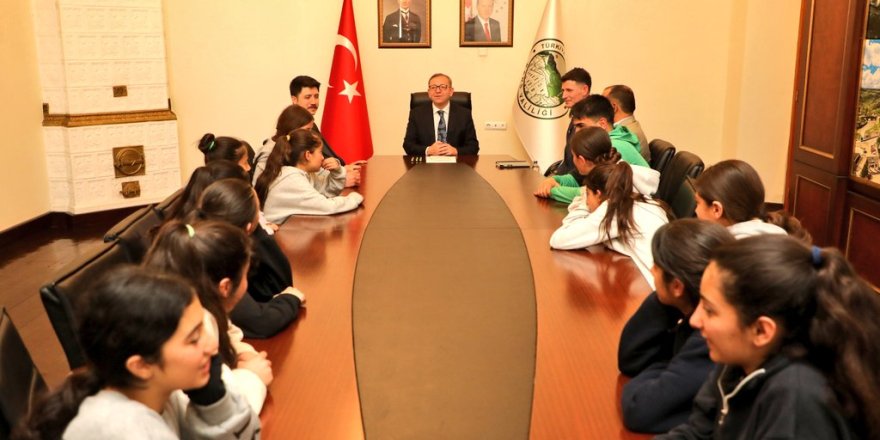 Vali Polat, genç takımı tebrik etti