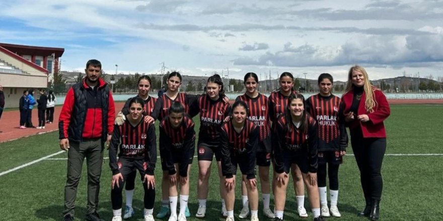 Kağızmanlı genç kız futbolculardan gururlandıran başarı