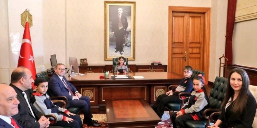 Kars Valiliği’nde 23 Nisan Coşkusu: Minik Kevser Makamı Devraldı