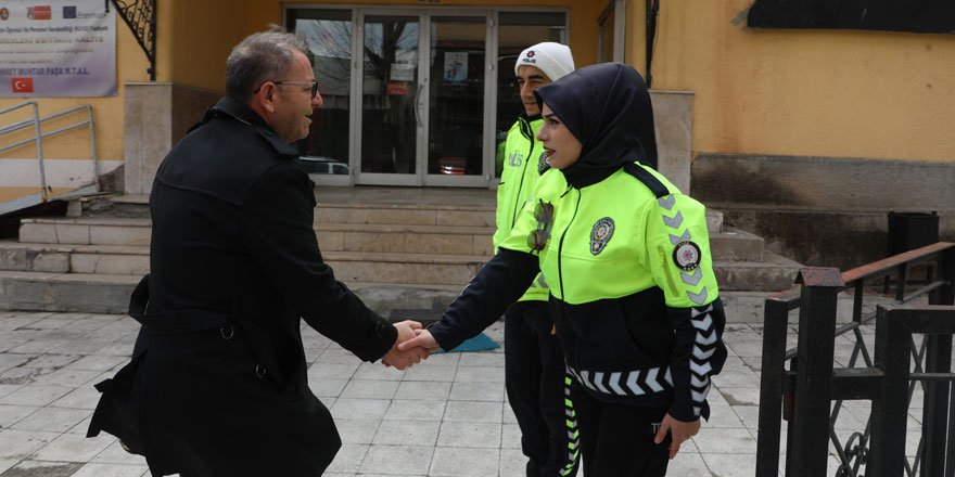 Kars Valisi Ziya Polat, okul çevrelerinde nöbet tutan emniyet güçlerini ziyaret etti