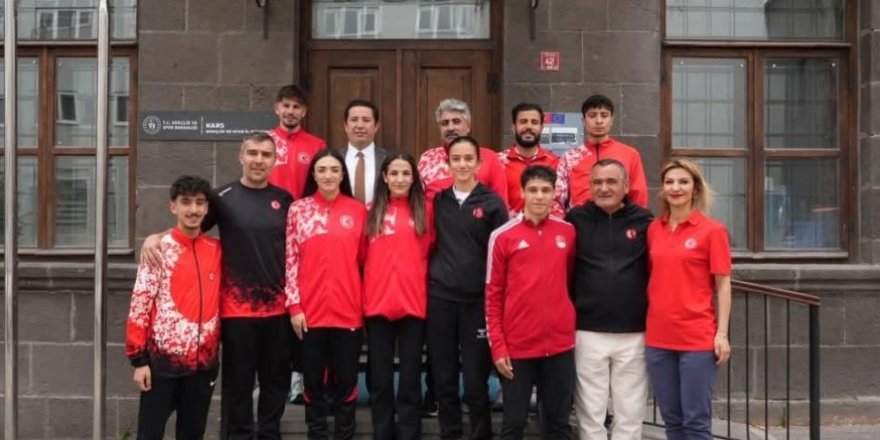 Milli Takım Atletlerinden Kars’ta Anlamlı Ziyaret