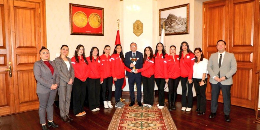 Vali Polat’tan YURTLİG Kars Kadın Voleybol Takımı’na Tebrik