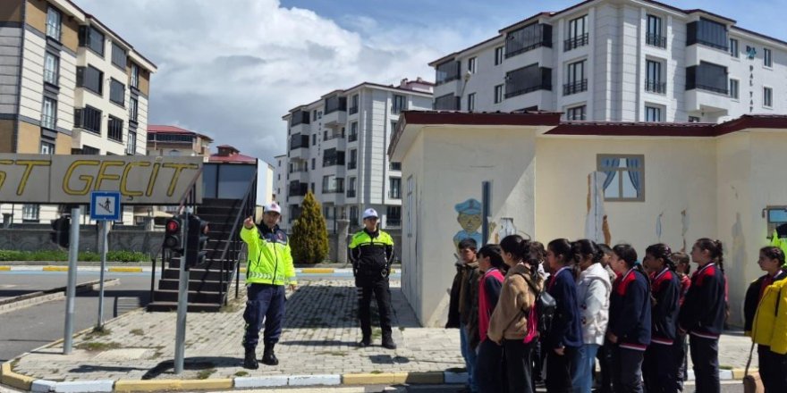Kars’ta minik öğrenciler Trafik Eğitim Parkı’nda ağırlandı