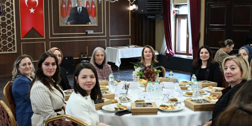 "Anneler Toplumun Müstesna Değeridir"