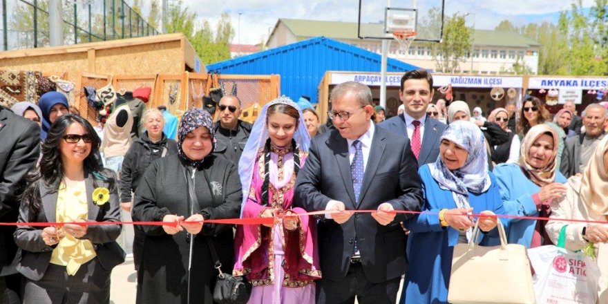 Kars'ta yıl sonu sergisi açıldı