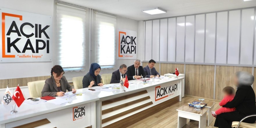 Kars’ta Halk Gününde Vali Polat vatandaşların taleplerini dinledi