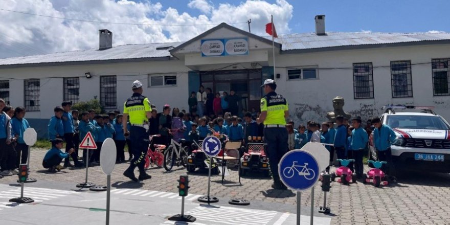Sarıkamış'ta Jandarmadan Geleceğin Sürücülerine Trafik Eğitimi