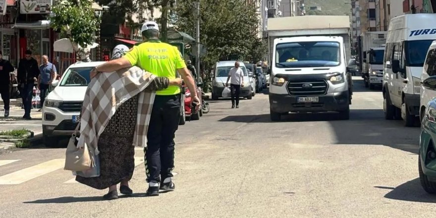 Kars'ta trafik polisi yaşlı kadına şefkat eli uzattı