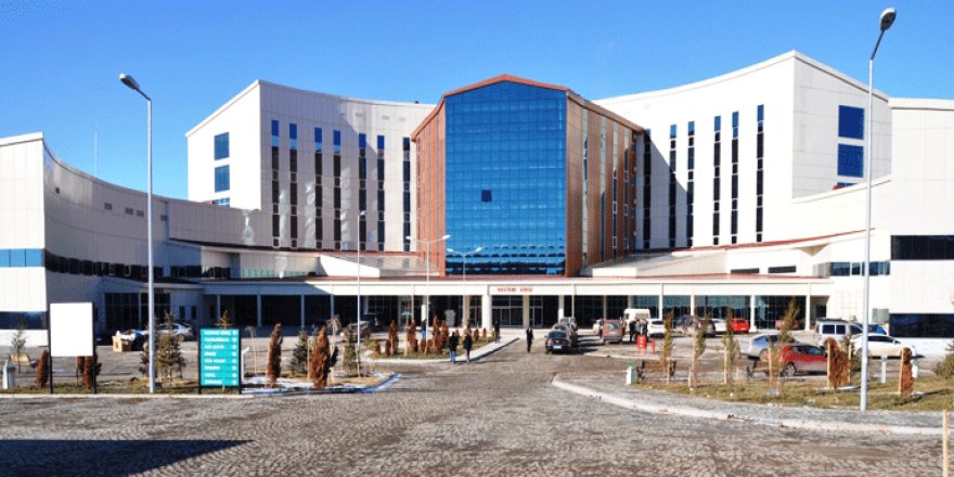 Kars Harakani Devlet Hastanesi'ndeki Arızalı Merdivenleri Yaptırılıyor