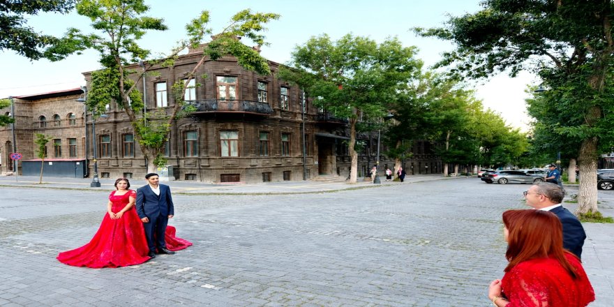 Gazi Kars'ın Tarihi Dokusu Mutlu Anlara Ev Sahipliği Yapıyor