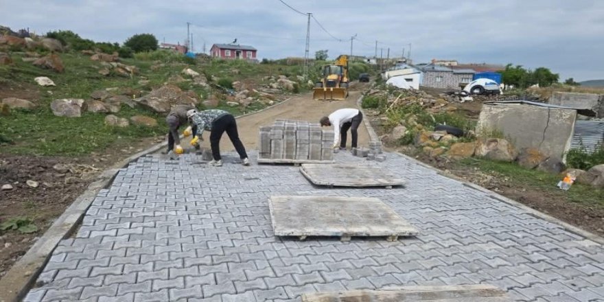 Kars'ta Kırsalda Parke Taşı ve Asfalt Çalışmaları Aralıksız Sürüyor