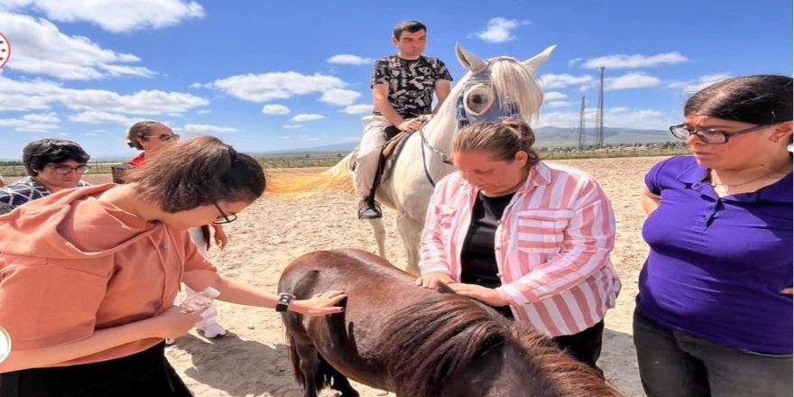 Kars Gündüz Engelli Bakım Merkezi'nden At Çiftliği Ziyareti