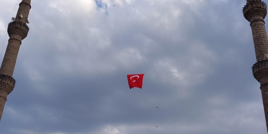 Kars Fethiye Camisi'nde Dalgalanan Türk Bayrağı Görenlerin Beğenisini Topladı