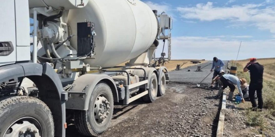 Kars Büyük Pirveli Köyü’nde Beton Yol Yapım Çalışmaları Sürüyor