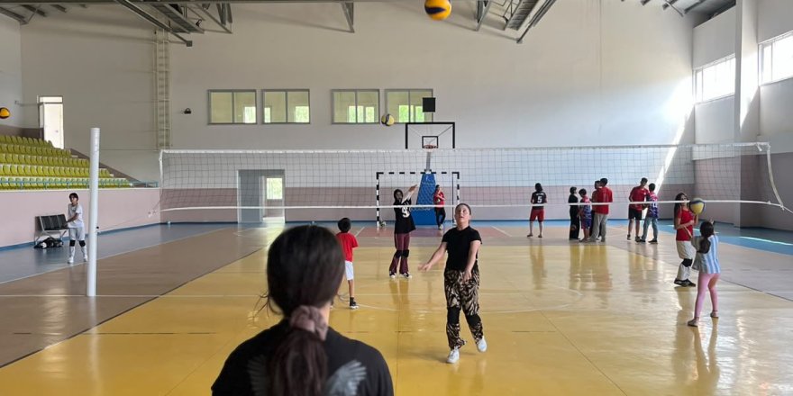 Voleybol antrenmanları yoğun katılımla devam ediyor