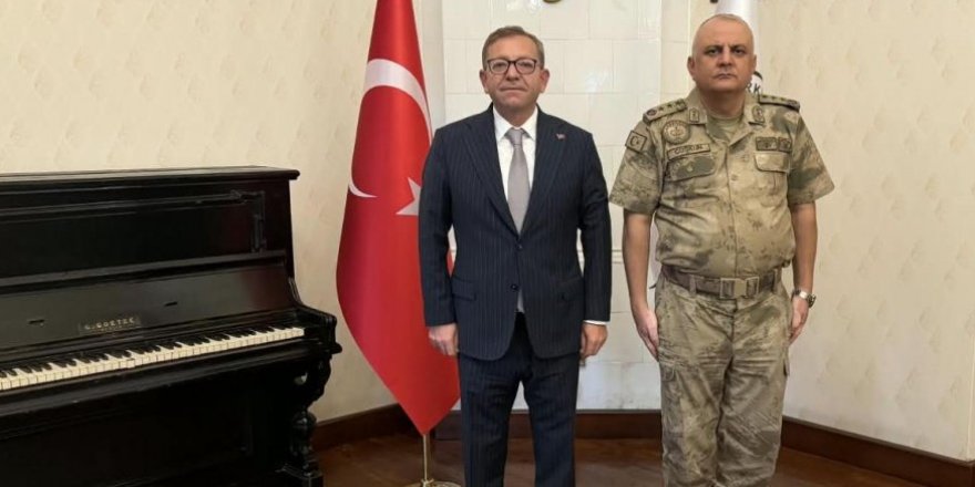 Tuğgeneral rütbesine yükselen Halil Coşkun, Kars Valisi Ziya Polat’ı makamında ziyaret etti