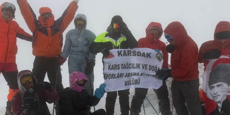 KARSDAK, 30 Ağustos’u Ağrı Dağı’nın zirvesinde kutladı