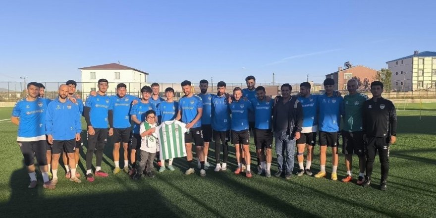 Kumbarasında Biriktirdiği Harçlıklarla Takıma Tatlı Sürprizi