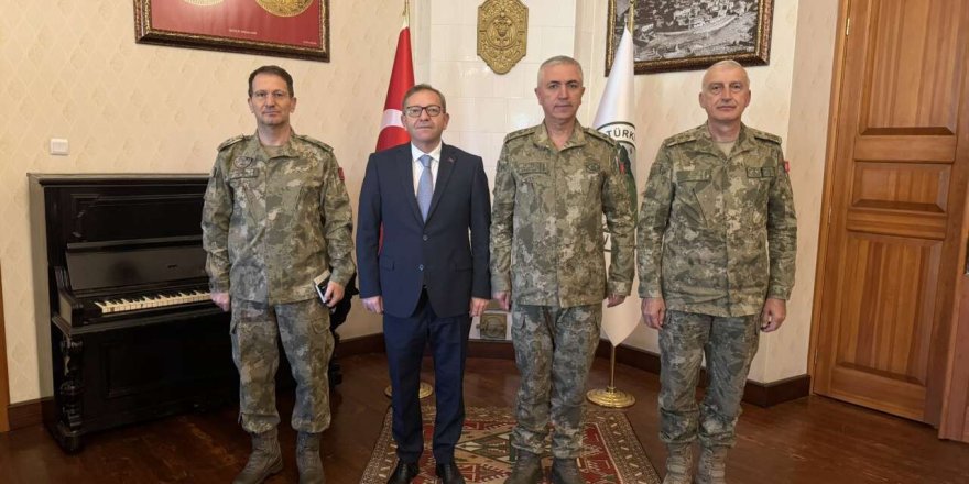 Komutanlardan Vali Polat'a ziyaret
