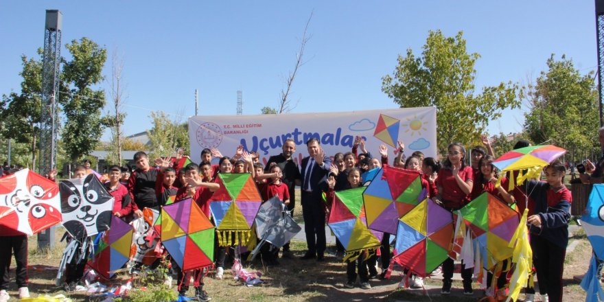 Kars'ta ‘Uçurtmalar Vurulmasın, Gökyüzü Çocuklara Kalsın’ etkinliği