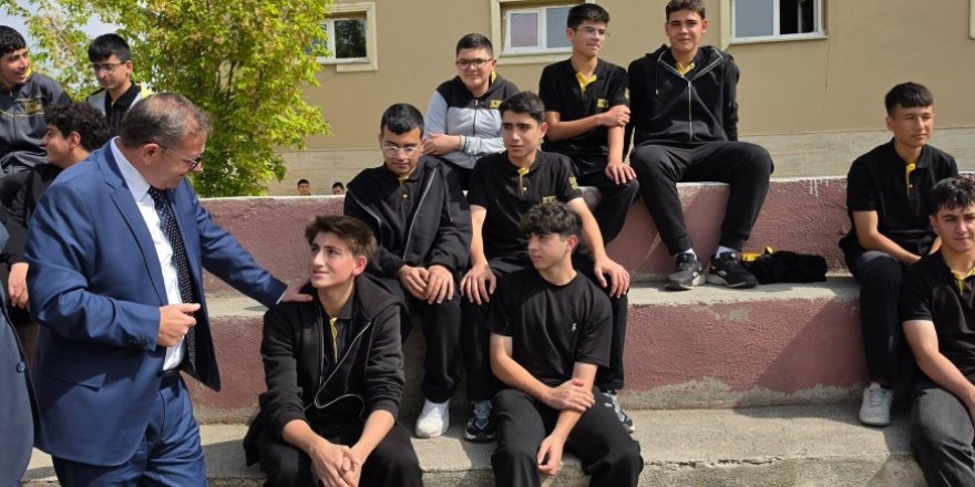 Vali Ziya Polat, Kars Fen Lisesi’nde Öğrenci ve Öğretmenlerle Buluştu