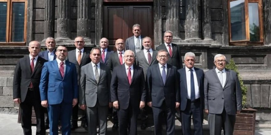 Bakan Yaşar Güler Kars Belediyesini Ziyaret Etti
