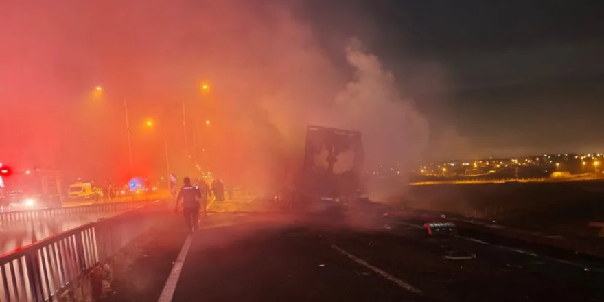 Kars’ta Seyir Halindeki TIR Alev Aldı: Sürücü Son Anda Kurtuldu