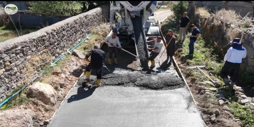 Kars’ta Köy Yollarında Beton Yol Çalışmaları Sürüyor
