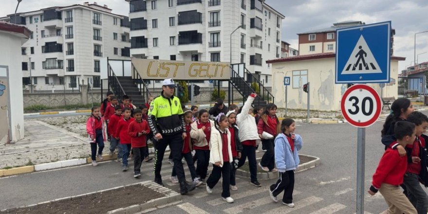 Kars’ta İlkokul öğrencilerine trafik eğitimi verildi